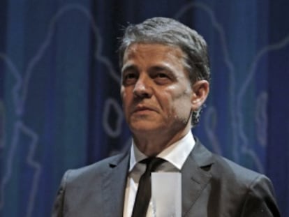 El periodista Joaquim Maria Puyal, tras recibir el Premio Catalan del A&ntilde;o 2011 en el acto celebrado esta noche en el Teatro Nacional de Catalunya.