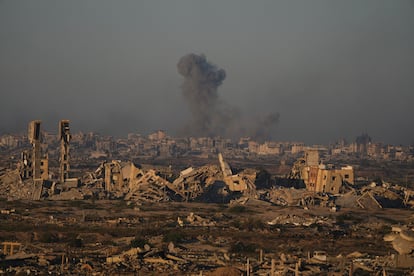 Israel bombardea Ciudad de Gaza este sábado. 