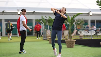 Carlos Alcaraz junto a Emma Raducanu durante las Finales de la Copa Billie Jean King el pasado 17 de noviembre.
