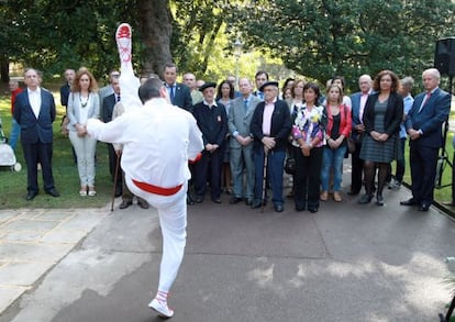 Saludo con el aurresku a los asistentes al homenaje a los 'gudaris' en Bilbao..