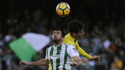Amat pelea un balón aéreo con Trigueros.