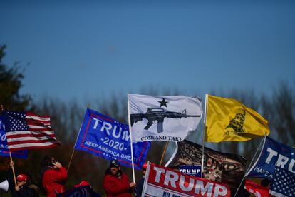 Partidarios del presidente Donald Trump durante el evento de la candidata demócrata a la vicepresidencia de Estados Unidos, la senadora Kamala Harris en en Bethlehem, Pensilvania.