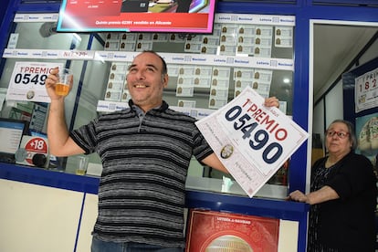 Alberto Pérez de Lucia del Castillo, hijo de la propietaria de la administración de lotería número 11, en San Cristóbal de La Laguna celebra el premio gordo de Lotería de Navidad. 
