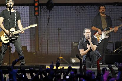 Jorge Ruiz, el cantante del grupo Maldita Nerea, durante su actuación en la ceremonia de entrega de los premios 40 principales. El grupo se convirtió en el gran triunfador de la noche.