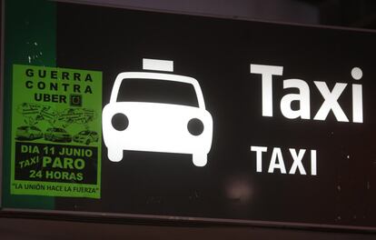 Cartel en la parada de taxis en Barajas.