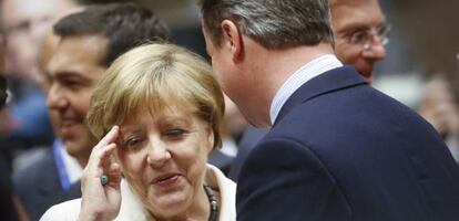 El primer ministro británico David Cameron (d) conversa con la canciller alemana Angela Merkel (i) durante la reunión del Consejo Europeo celebrado en Bruselas, Bélgica hoy, 28 de junio de 2016.