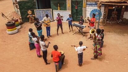 Foto de familia con una parte de los alumnos tocando una de las melodías que tienen preparada en la entrada de la escuela.