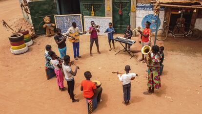 Foto de familia con una parte de los alumnos tocando una de las melodías que tienen preparada en la entrada de la escuela. 