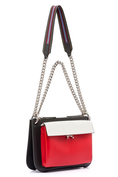 Bolso bandolera tricolor (1.150 euros).