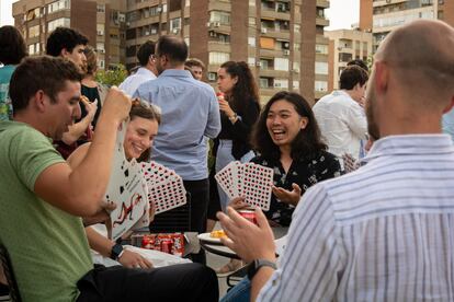 Empleados de la 'startup' alemana Celonis juegan a las cartas en la azotea de su oficina madrileña tras finalizar su jornada.