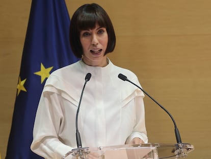 La nueva ministra de Ciencia e Innovación, Diana Morant, tras recibir la cartera de su antecesor Pedro Duque, este lunes en Madrid.