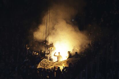 Bengalas en las gradas de los seguidores más radicales del Dinamo de Moscú en el estadio Philps de Eindhoven, Paises Bajos.