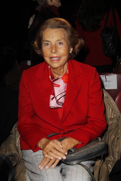 Por segundo año consecutivo, Liliane Bettencourt es la mujer más rica del mundo con una fortuna estimada en 39.500 millones de dólares (36.355 millones de euros). Sin embargo, ocupa el 14 en la lista de los más ricos del mundo, en la que hay 2.043 multimillonarios, de los cuales 227 son mujeres. 

Bettencourt posee un tercio de L’Oreal junto con sus hijos; Su padre, Eugene Schueller, fundó la compañía en 1907 y falleció en 1957. La multimillonaria, de 94 años, que sufre de demencia, está sumida en una batalla legal contra su ex confidente y fotógrafo, Francois-Marie Banier. En 2016, Banier fue condenado por una corte de apelaciones francesa a pagar una multa de 400,000 dólares y a renunciar a 90 millones de dólares en activos, después de que en 2015 fuera declarado culpable de estafar a Bettencourt. Banier está apelando la decisión, mientras que Bettencourt está apelando el pago de daños.