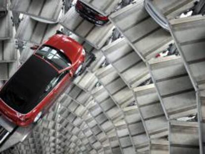 Vista del interior de una de las dos torres de vehículos en la sede del fabricante automovilístico alemán Volkswagen en Wolfsburg, Alemania. EFE/Archivo
