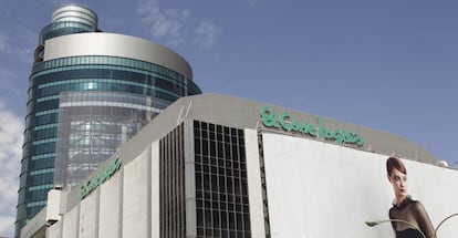 Centro de El Corte Inglés en el Paseo de la Castellana de Madrid, tras el cual se ubica la Torre Azca.