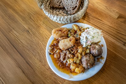 Un plato de variat del Bar Can Frau, en el mercado de Santa Catalina, en Palma (Mallorca).  