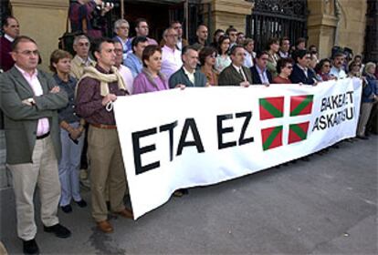 Representantes de todos los partidos políticos, menos Batasuna, durante la concentración de Getxo.