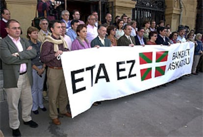 Representantes de todos los partidos políticos, menos Batasuna, durante la concentración de Getxo.