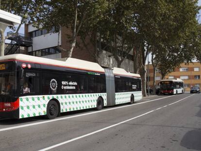 Un autob&uacute;s en un punto de carga el&eacute;ctrica.