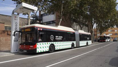 Un autobús en un punto de carga eléctrica.