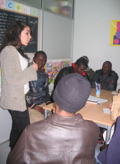 Una voluntaria de la asociación Nueva Huella da clases de español a un grupo de inmigrantes subsaharianos.