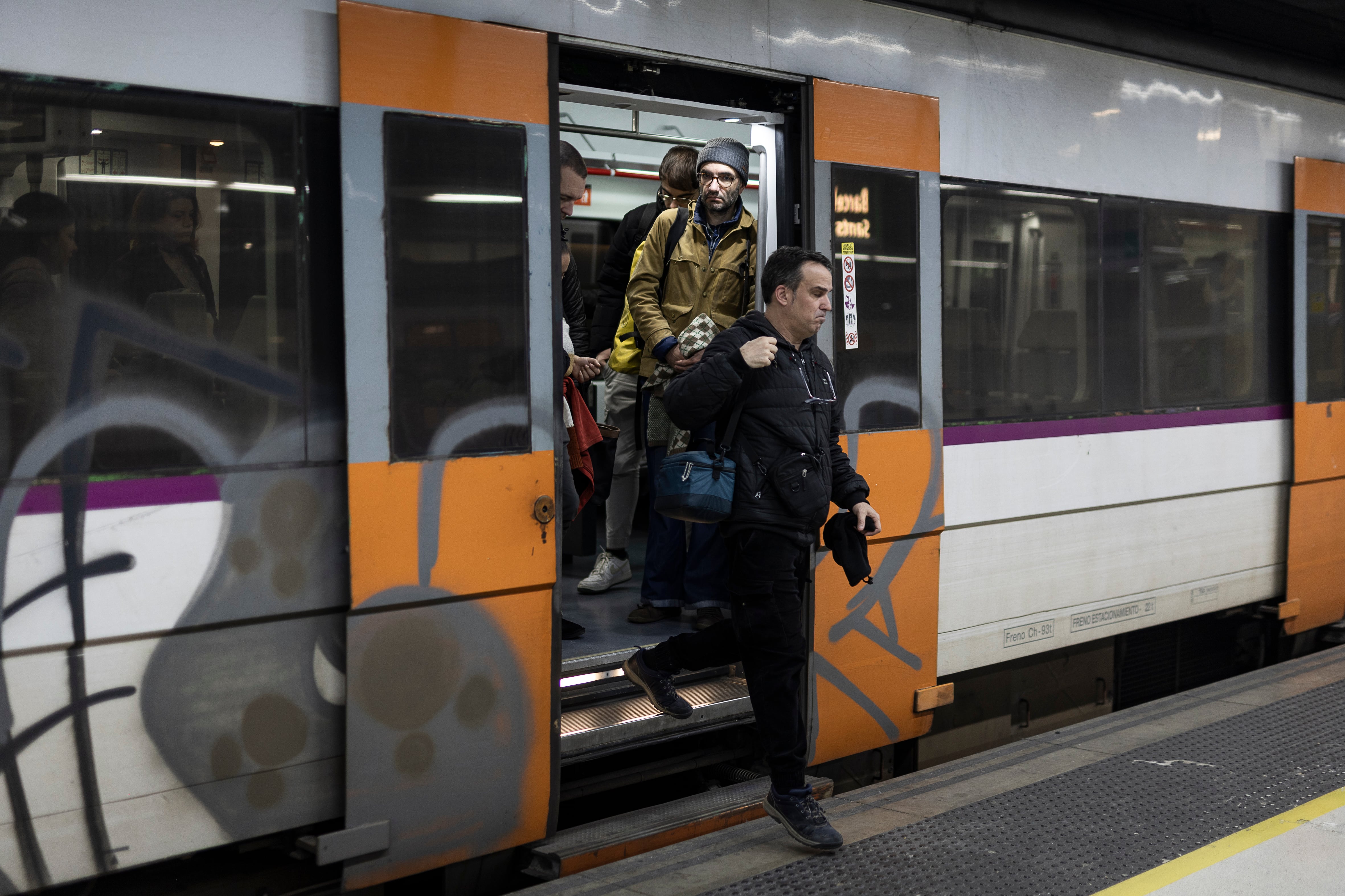 Viajeros del tren que cubre el trayecto entre Sants y Martorell, en la estación central de Barcelona.