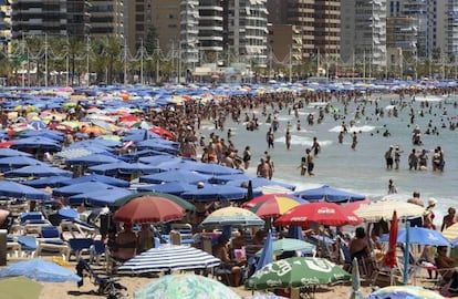 Thousands of vacationers crammed into Benidorm&rsquo;s Levante beach earlier this month