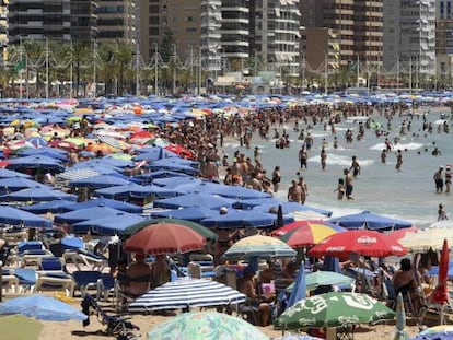 Thousands of vacationers crammed into Benidorm&rsquo;s Levante beach earlier this month