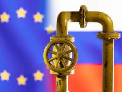 Modelo de tubería de gas, con banderas de la UE y Rusia al fondo.