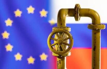 Modelo de tubería de gas, con banderas de la UE y Rusia al fondo.