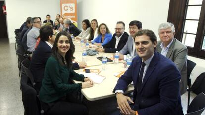 O presidente do Ciudadanos, Albert Rivera, à frente, em reunião executiva do partido no bairro de Nou Barris, em Barcelona.