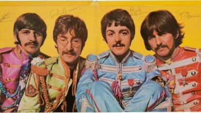 El disco, con las firmas de los cuatro 'beatles'