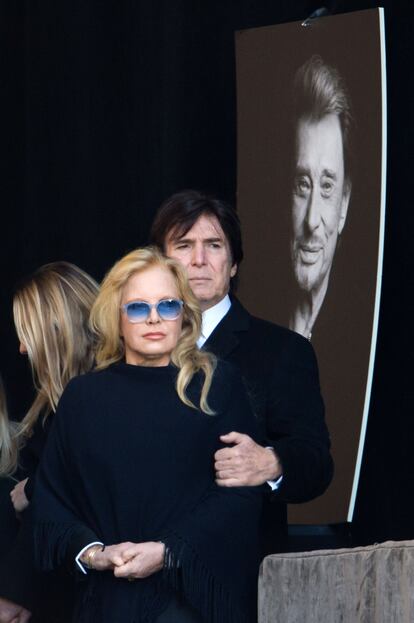 Sylvie Vartan y su marido Tony Scotti durante el funeral de Johnny Hallyday en París en 2017.