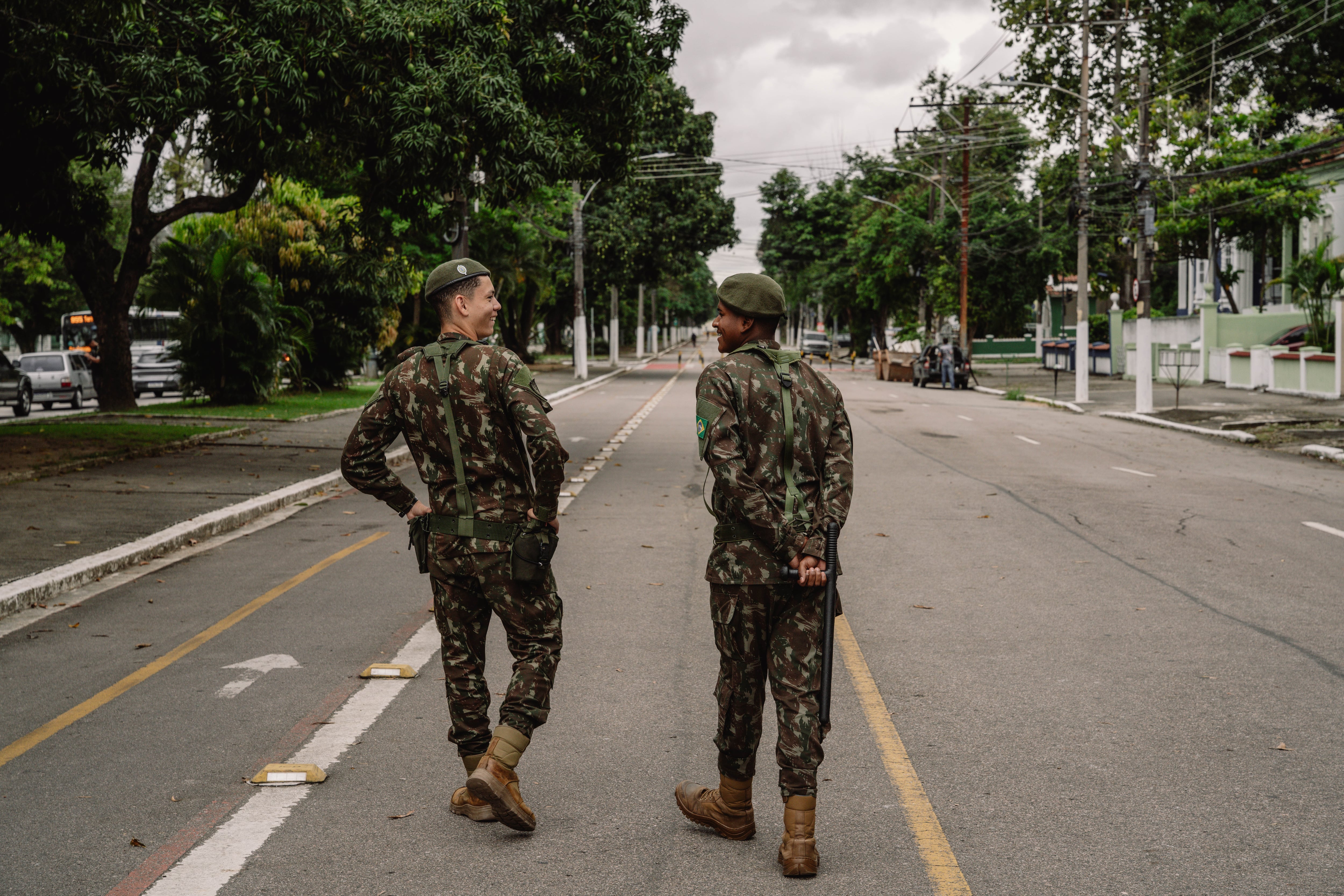 Soldados patrullan la avenida principal de Vila Militar.