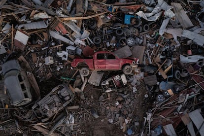 Un vehículo yace de costado en un lote comercial después de que un tornado devastó Mayfield, Kentucky, 13 de diciembre.