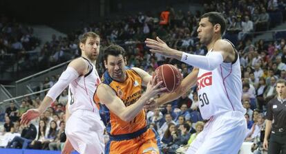 Rafa Martínez se hace hueco entre Nocioni y Mejri.