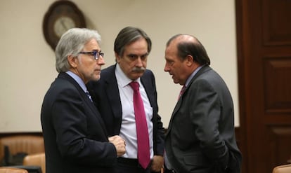 Josep Sánchez Llibre, Valeriano Gómez y Vicente Martínez Pujalte en la Comisión de Economía y Competitividad del Congreso de los Diputados en 2014. 