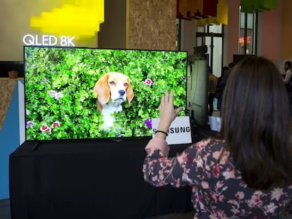 Dos asistentes a un encuentro sobre televisión de alta definición celebrado hace dos años, frente a un televisor 8K.