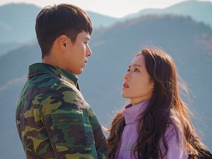 Imagen promocional del drama surcoreano 'Aterrizaje de emergencia en tu corazón' (2019), que muestra a los intérpretes Hyun Bin (izquierda) y Son Ye-jin en sus respectivos personajes.