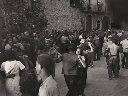 Soldados del Ejército Popular de la República bailan con unas muchachas en la localidad ilerdense de Santa Maria de Meià, en junio de 1938.