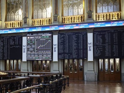 Valores del Ibex 35, en los paneles del Palacio de la Bolsa de Madrid.