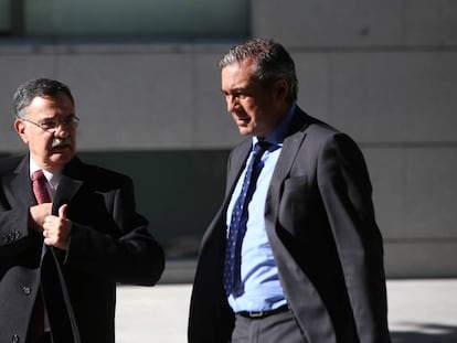 Ángel Hurtado (izquierda) y Enrique López (derecha) caminan junto a la sede de la Audiencia Nacional en octubre de 2015.