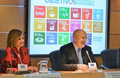 Cristina Gallach, alta comisionada para la Agenda 2030 de España, y Frans Timmermans, vicepresidente de la Comisión Europea este viernes en Madrid.