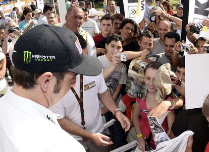 El piloto español Nani Roma firma autógrafos a los fans en Rosario, Argentina.