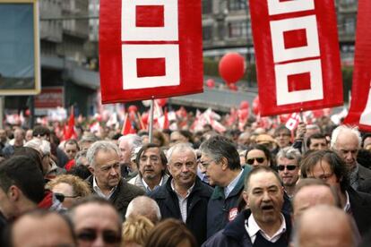 Manifestaci&oacute;n de CC OO y UGT en A Coru&ntilde;a. En el centro, Pachi V&aacute;zquez flanqueado por M&eacute;ndez Romeu y Fern&aacute;ndez Moreda.