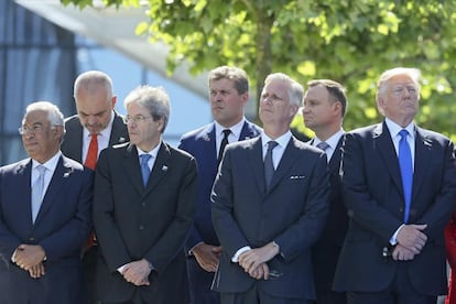 De izquierda a derecha: El primer ministro portugués, Antonio Costa; su homólogo italiano, Paolo Gentiloni; el rey Felipe de Bélgica, y el presidente estadounidense, Donald J. Trump, asisten a la presentación de un monumento cedido por Estados Unidos en homenaje a las víctimas de los atentados terroristas del 11-S y al artículo 5 del Tratado de Washington, en Bruselas.EFE/Stephanie Lecocq