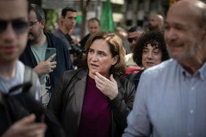 La alcaldesa de Barcelona, Ada Colau, durante la marcha por el Día de los Trabajadores en Barcelona. 