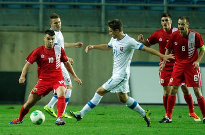 Un jugador gibraltareño intenta controlar el balón.