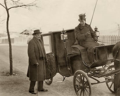 A punto de subir al coche de caballos para dar su paseo diario por las calles de Madrid. La fotografía es de 1918.<br><br>Habiendo vivido su primera juventud en el Madrid de la revolución del 68, que derribó conventos sórdidos y abrió plazas y nuevas perspectivas urbanas al mismo tiempo que despejaba un porvenir de libertad, Galdós inventó casi desde la nada la novela española, y al mismo tiempo fue creando, libro a libro, el público que iba a leerla, y a ser retratado por ella. Galdós aprendió de Balzac y de Dickens, y encontró en ellos un camino doble hacia la realidad de su presente y hacia el origen mismo de aquella gran explosión narrativa, que venía de Cervantes, y antes aún del Lazarillo.