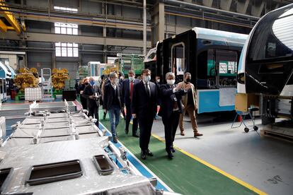 El presidente de la Generalitat, Ximo Puig, junto al director industrial de la factoria, Miguel Cerdá, en la visita a la panta de Stadler en Albuixech.